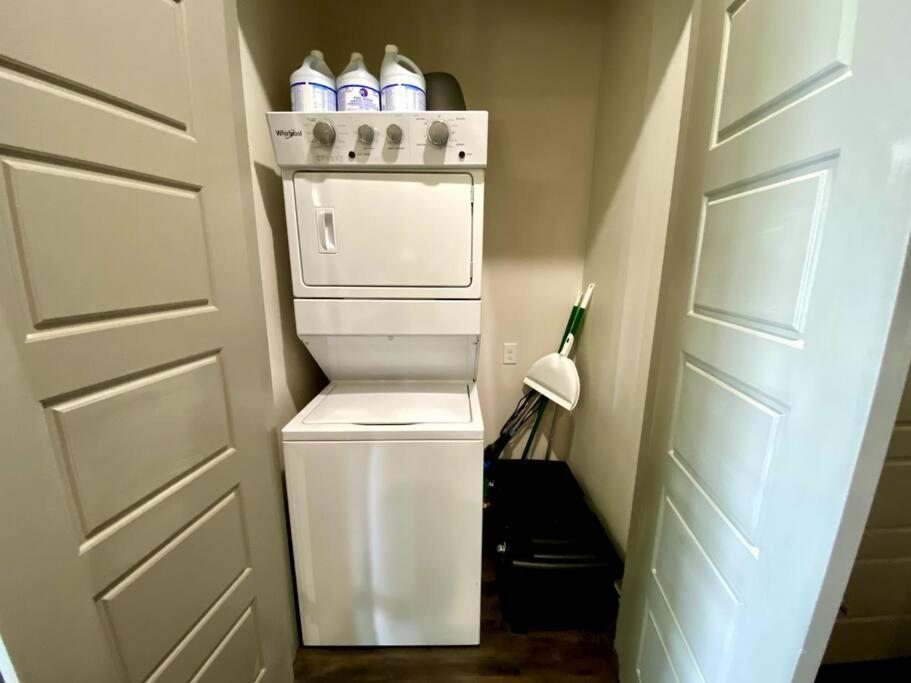 Luxury Apartment With King Bed And Pool And Free Parking 4 Houston Exterior photo