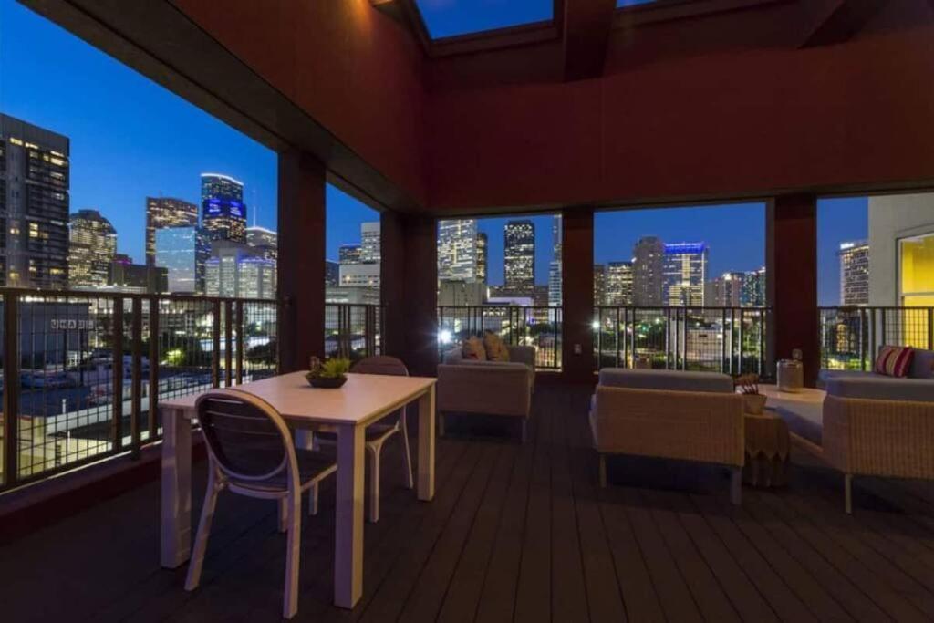 Luxury Apartment With King Bed And Pool And Free Parking 4 Houston Exterior photo