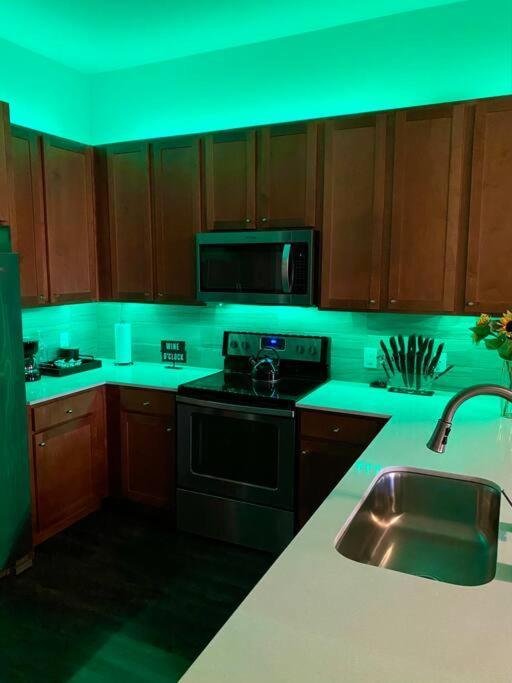 Luxury Apartment With King Bed And Pool And Free Parking 4 Houston Exterior photo