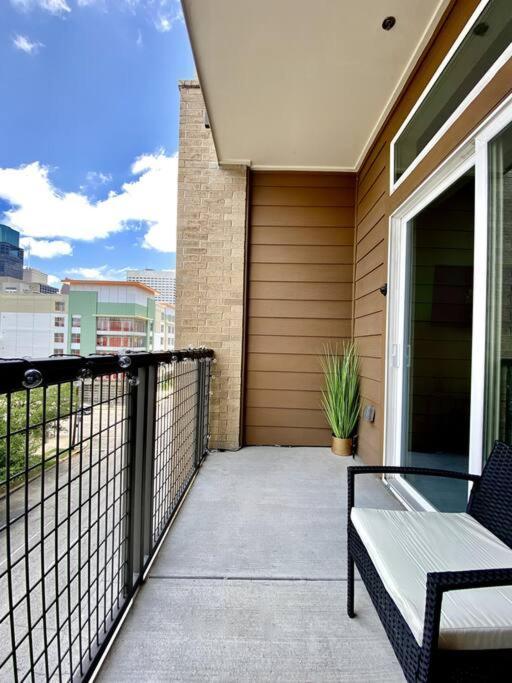 Luxury Apartment With King Bed And Pool And Free Parking 4 Houston Exterior photo