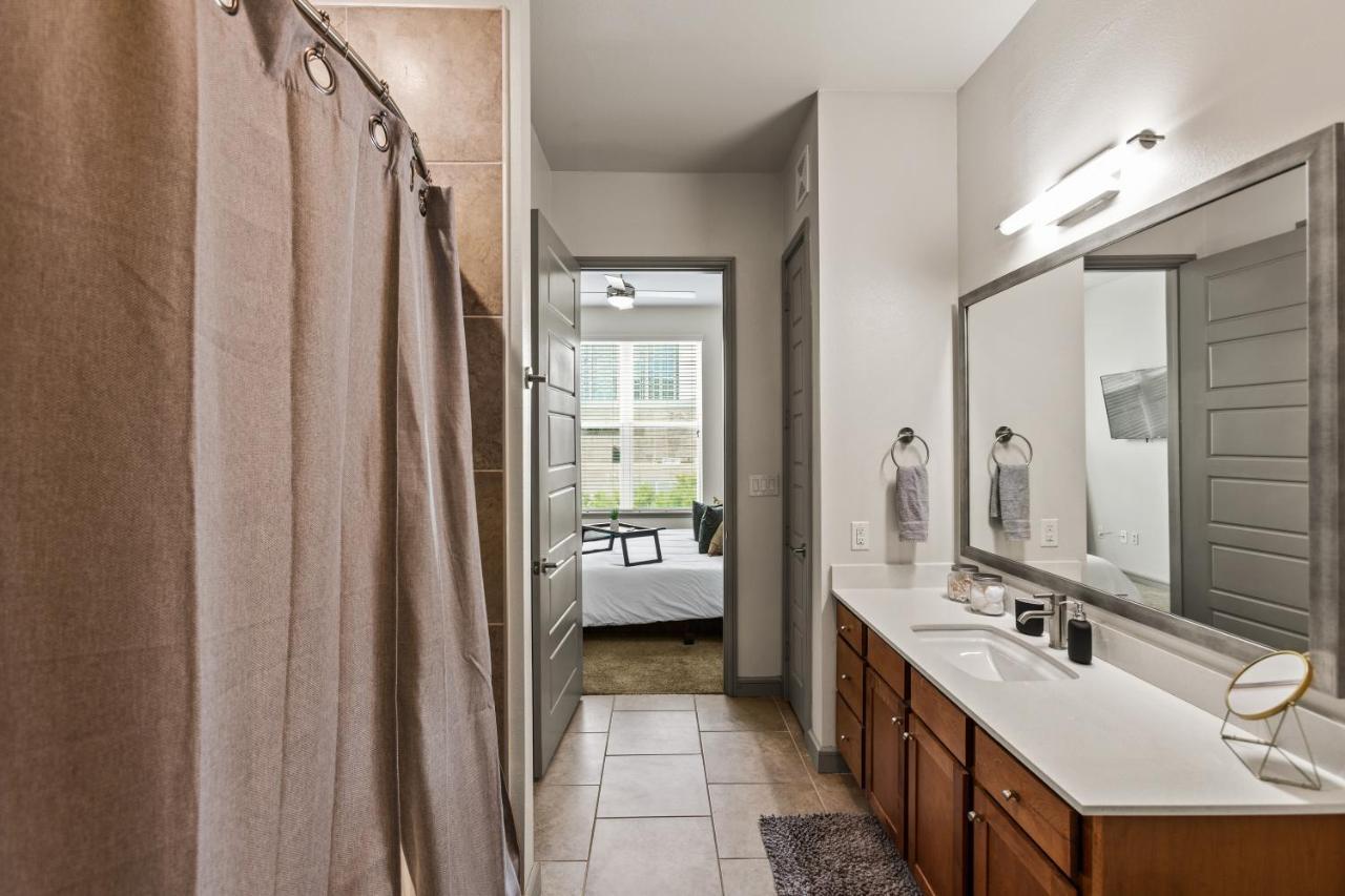 Luxury Apartment With King Bed And Pool And Free Parking 4 Houston Exterior photo