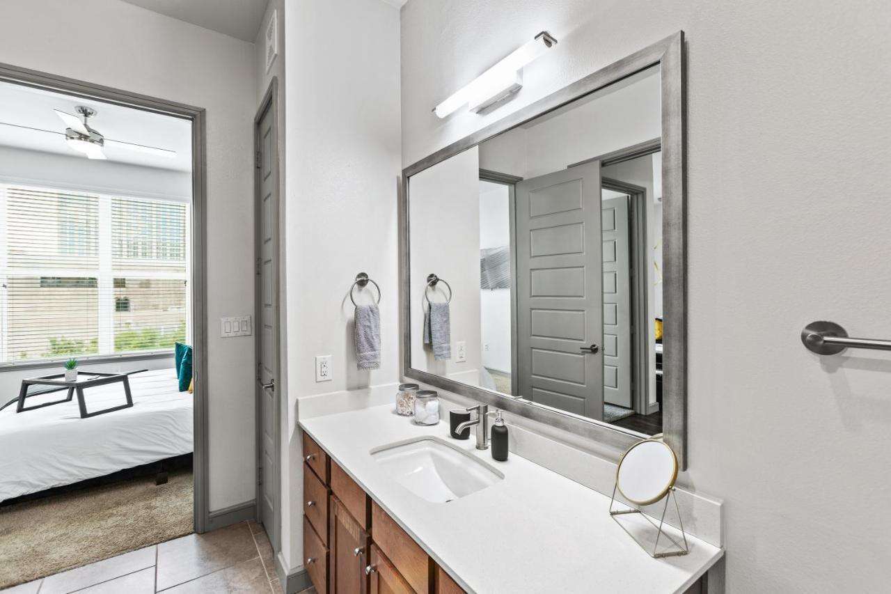 Luxury Apartment With King Bed And Pool And Free Parking 4 Houston Exterior photo